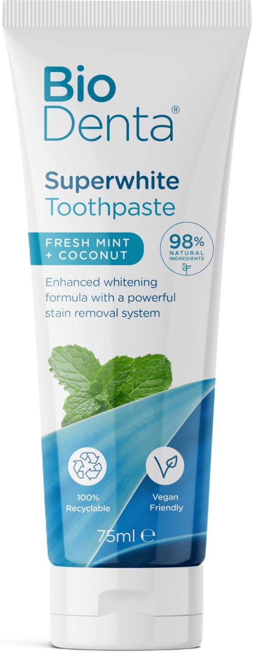 Zahnpasta Tube mit 'Bio Denta Superwhite' Beschriftung, enthält Minze und Kokosnuss, betont natürliche, vegane und aufhellende Eigenschaften.
