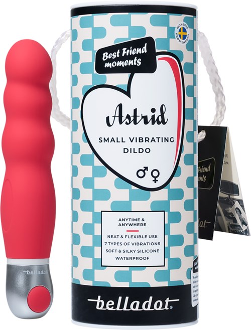 Ein kleiner, rosa, gerippter vibrierender Dildo mit schwarzem und rotem Steuerknopf, neben einer blauen und weißen Packung.