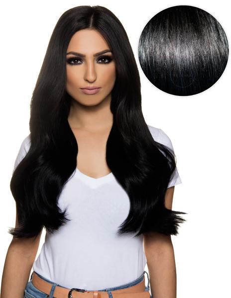 Eine Frau mit langem, glänzendem schwarzen Haar und weißem Oberteil, blickt in die Kamera, mit einer Haarfarbprobe.