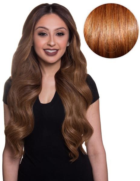 Een lachende vrouw met lange, golvende, lichtbruin haar. Een aparte cirkel toont een close-up van haar haarkleur en textuur.