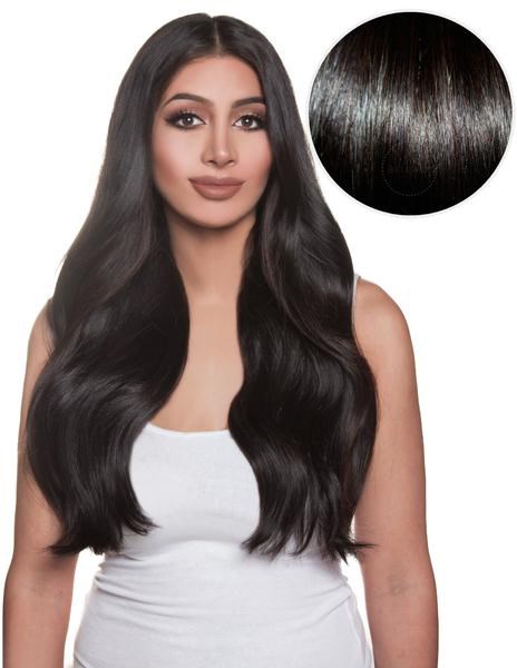Eine Frau mit langen, glänzenden schwarzen Haaren in weißem Top, Nahaufnahme von Haar in einem Kreis.