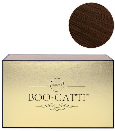 Een doos met 'BOO-GATTI' op, goudkleurig, met een kleine cirkel en een houtstaal erboven.