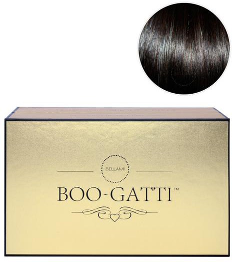 Ein beiger Karton mit dem Namen BOO-GATTI und Dekohörner, sowie einem schwarzen Kreis mit dunklem, glänzendem Haar.