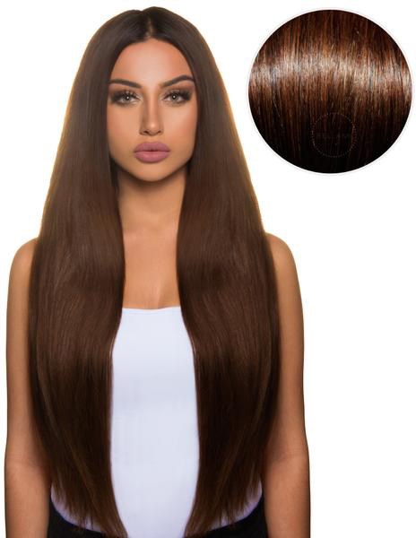 Eine Frau mit langen, glatten, braunen Haaren und einem schlichten weißen Oberteil, Nahaufnahme ihrer Haarfarbe und Textur.
