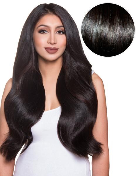 Eine Frau mit langen, glänzenden schwarzen Haaren und natürlichem Make-up, trägt ein weißes Top. Ein Kreis zeigt eine Nahaufnahme ihrer Haare.