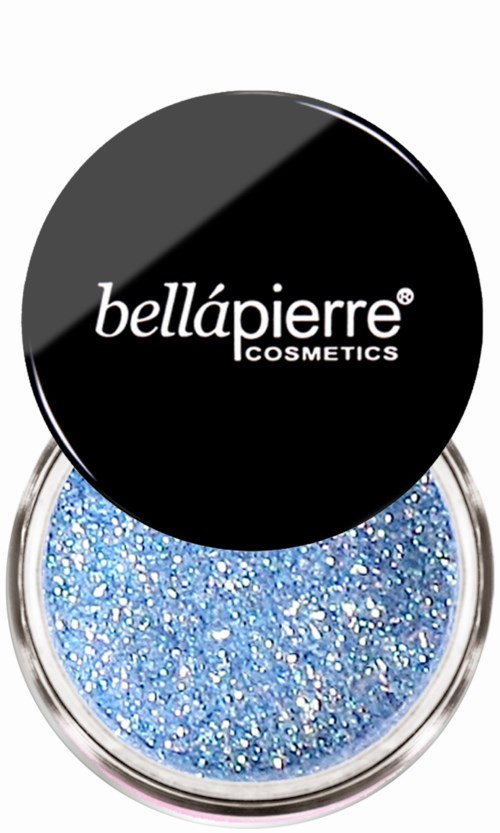 En liten rund behållare med blå glitterögonskuggor och svart lock med märket Bellapierre cosmetics.