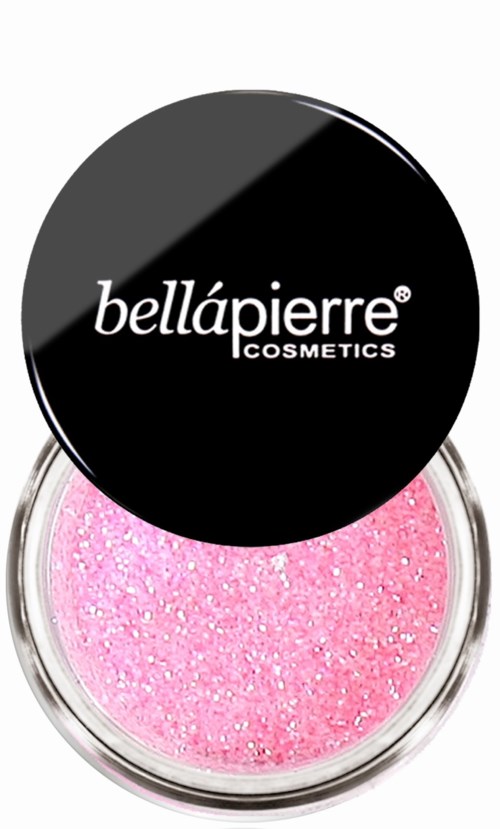 En rund behållare med rosa, glitterig löspuder, och ett svart lock med vitt text som säger "bellápierre COSMETICS."