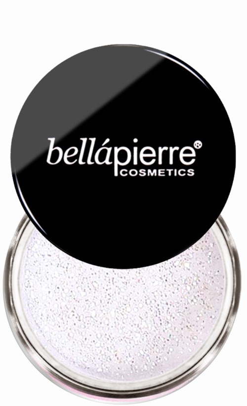 Ett runt kosmetikafat med svart lock märkt 'bellápierre cosmetics' och visar vit glitter inuti.