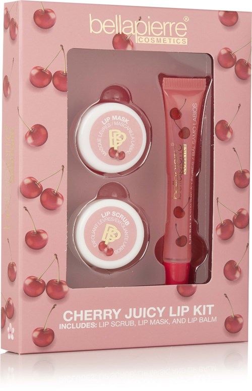 Rosa förpackning med körsbär, innehåller läppskrubb, läppmask och läppbalsam från Bellápierre, körsbärsrelaterade produkter.