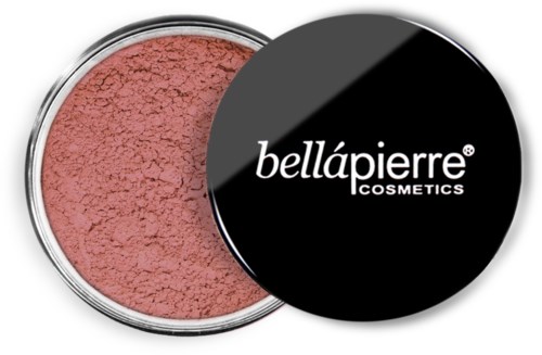 En rund behållare med rosa puder smink och ett svart lock med vitt text som säger 'bellápierre COSMETICS'.