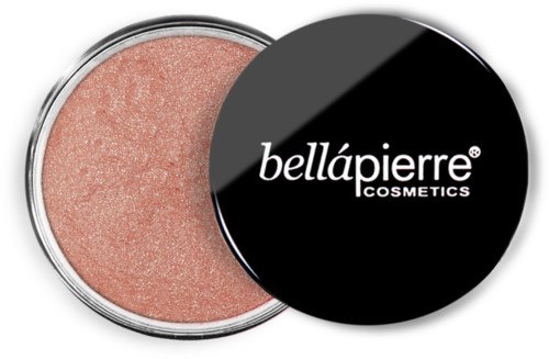 Ett runt makeup-förpackning med persikofärgad puder och ett svart lock med texten 'bellápierre COSMETICS'.