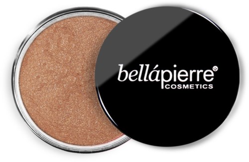 En kosmetikkapsel med en beige produkt inuti och ett svart lock med vit text. Märket är Bellápierre Cosmetics.