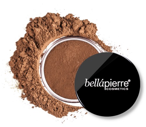 Brun pulver i en behållare med svart lock märkt 'bellápierre cosmetics'. Omgivande pulver i en hög runt.