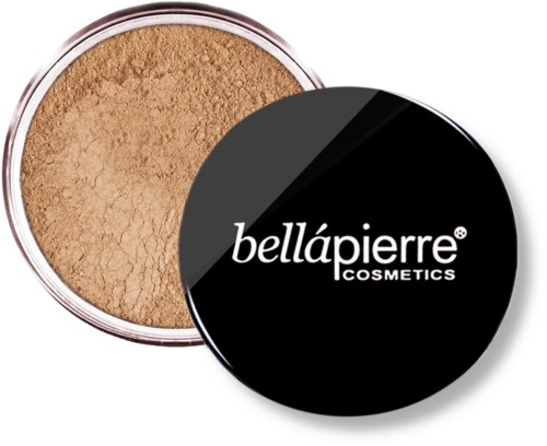 En rund förpackning med beige löspuder, täckt av ett svart lock med vit text: 'bellápierre COSMETICS.'