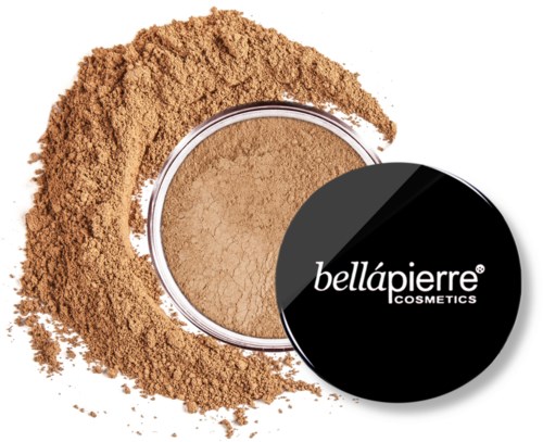 En kompakt puder med Bellápierre Cosmetics-loggan, omgiven av lös puder på en vit bakgrund.
