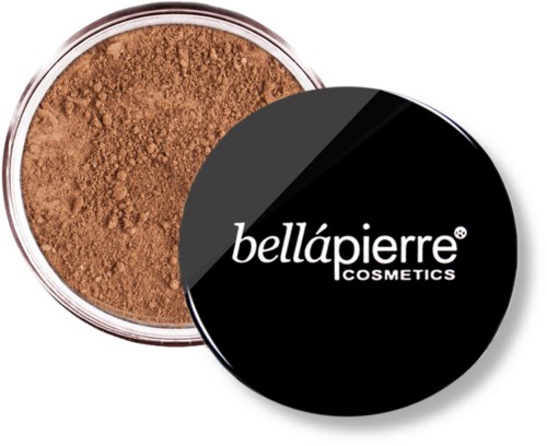 En behållare med löst brunt kosmetiskt pulver och svart lock med vit text. Lockets text är "bellápierre COSMETICS."