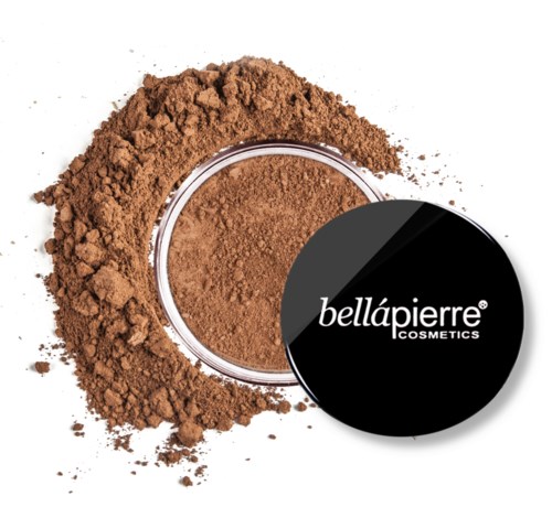 Brunt löst puder och en behållare med svart lock från Bellápière Cosmetics.