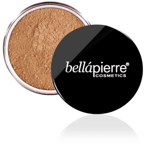 En rund öppen behållare med brunt pulver och ett svart lock med vit text som säger 'bellápierre cosmetics.'