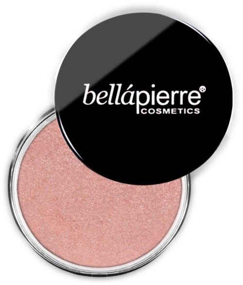 En rund rouge-kompakt med rosa nyans, märkt med bellápierre COSMETICS på ett svart lock.