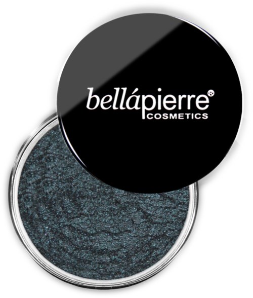 Ett runt behållare med mörk, glittrig ögonskugga och Bellapierre Cosmetics-logotypen på locket.