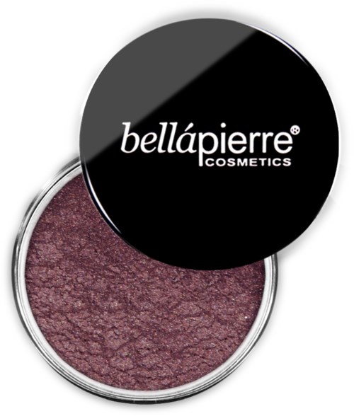 Ett kosmetiskt produkt med ett svart lock med märket 'bellápierre COSMETICS' i vitt text, visar en skimrande lila ögonskugga.