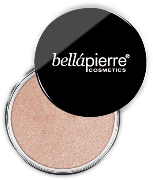 En rund makeup-produkt med svart lock märkt 'bellápierre COSMETICS'. Den öppnade delen visar en skimrande, persikofärgad puder.