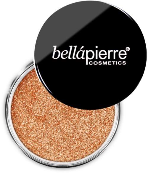En rund makeup-kompakt med svart lock märkt 'bellápierre COSMETICS' och ett skimrande bronzepulver inuti.