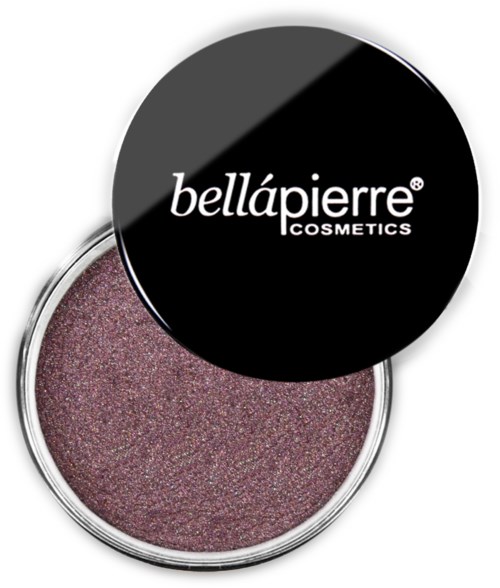 En rund behållare med glitterögonskugga i rosa-lila nyanser och svart lock med texten 'bellápierre COSMETICS.'