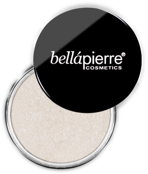 En liten burk med svart lock med Bellapierre Cosmetics-logga, innehållande ett ljust, skimrigt puder.