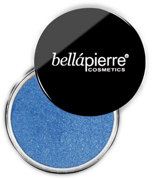 En blå ögonskugga i en silverfärgad rund behållare, med svart lock märkt 'bellápierre COSMETICS'.