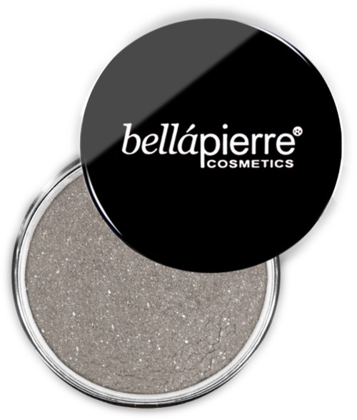 En rund förpackning med grå ögonskugga och svart lock. Locket har vitt text som säger "bellápierre COSMETICS."