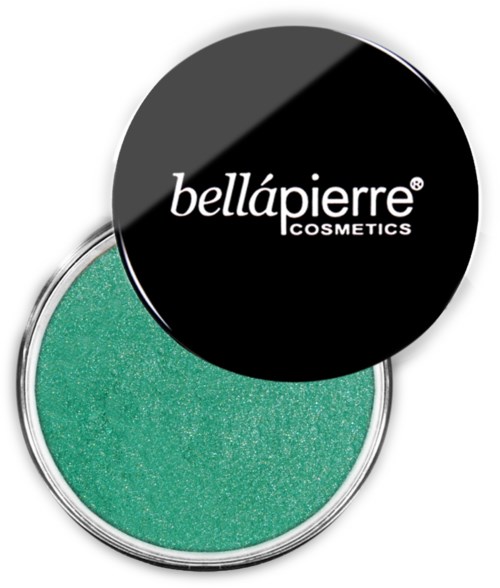 Ett grönt kosmetikaprodukt i en silverbehållare med svart lock som visar Bellápierre Cosmetics-logotypen.