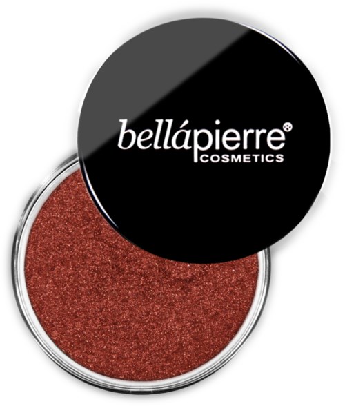 En rund kosmetikbehållare med svart lock visar logotypen 'bellápierre COSMETICS'. I behållaren syns rött glitterögonskugga.