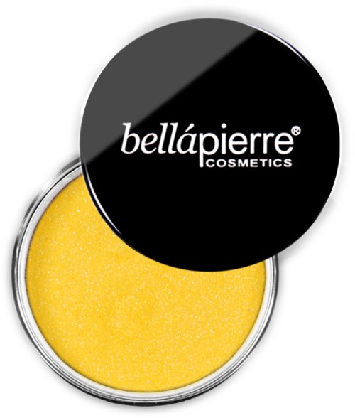 Ett gult kosmetikaprodukt i en liten rund behållare med ett svart lock. Lockets har varumärkesnamnet Bellápierre Cosmetics.