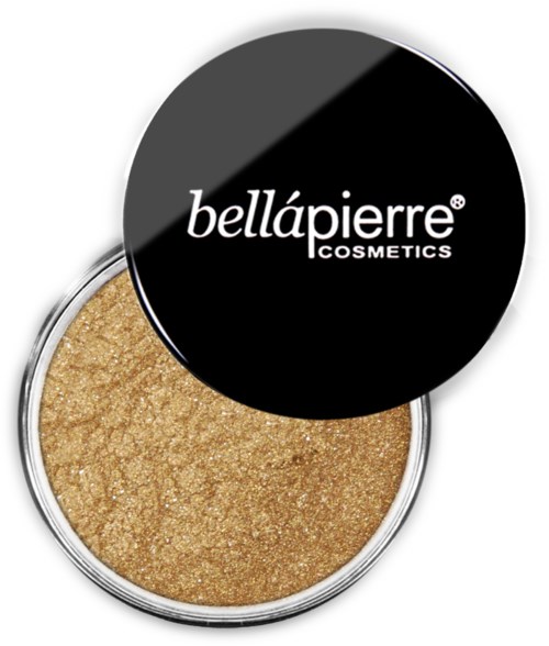 Ett guldfärgat kosmetikprodukt i en rund behållare med svart lock, märkt "bellápierre COSMETICS."