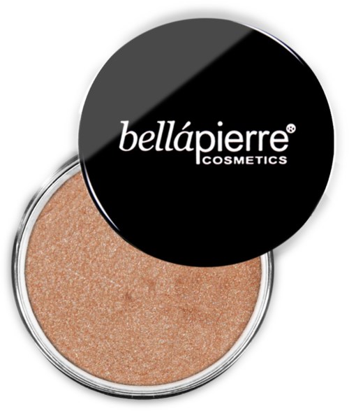 En sminkkompakt med guldskimrande ögonskugga och ett svart lock med texten 'bellápierre COSMETICS'.