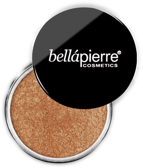 En makeupkompakt med guldfärgad puder och ett svart lock med vit text för Bellápierre Cosmetics.