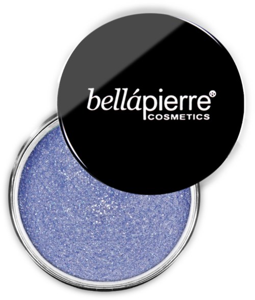 En blå, glitterig ögonskugga i en rund behållare med svart lock med vitt text som säger 'bellápierre COSMETICS'.