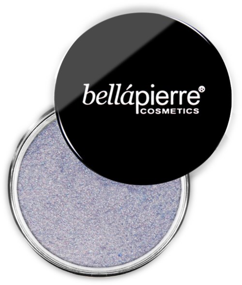 En svart rund lock med 'bellápierre COSMETICS' skrivet på, delvis öppen, visar en glittrande lila ögonskugga.