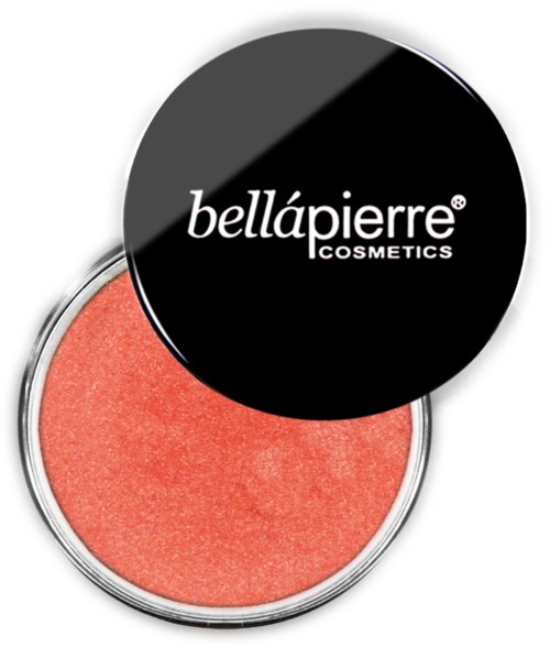 En rund makeup-kompakt med svart lock märkt 'bellápierre COSMETICS' och korallfärgad puder inuti.