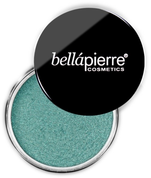 En liten rund behållare med ett turkost kosmetiskt ämne och ett svart lock märkt 'bellápierre COSMETICS.'