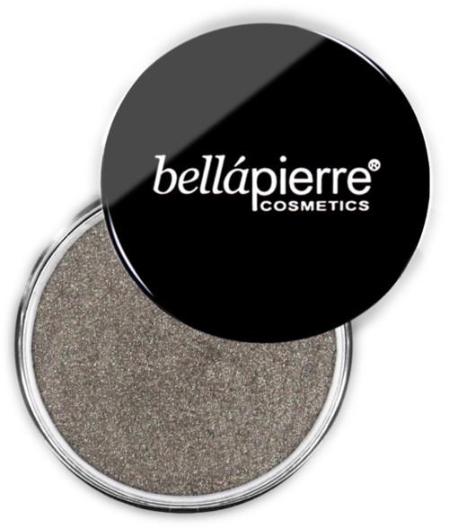 En rund kosmetikbehållare med svart lock märkt 'bellápierre COSMETICS' och silverglittrig ögonskugga inuti.