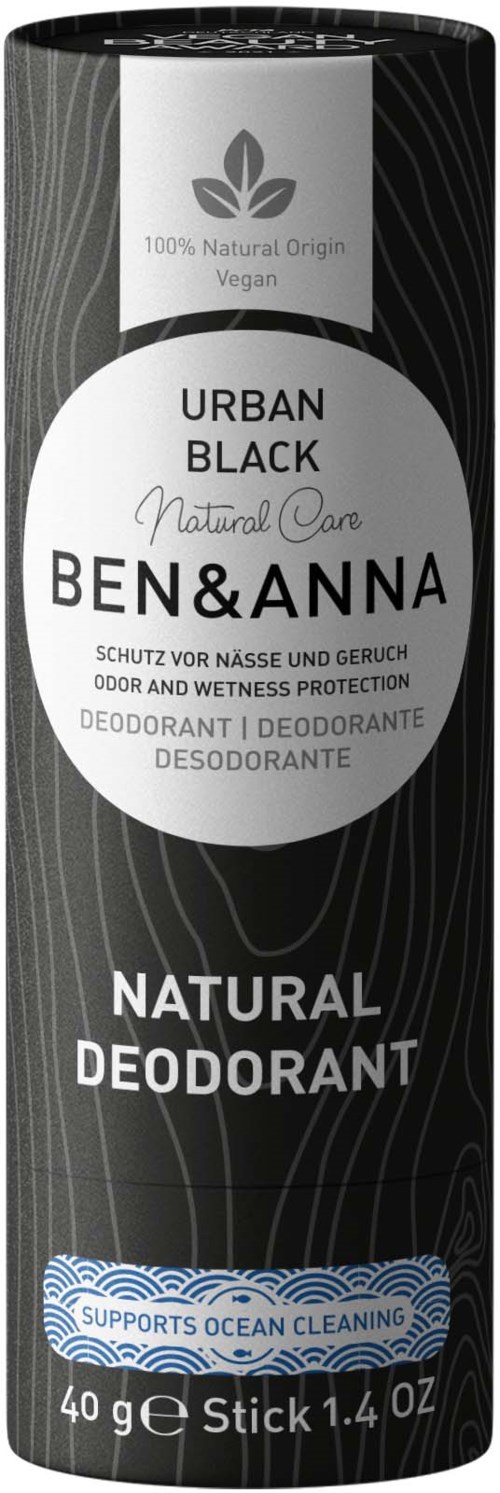 Musta-valkoinen deodoranttikku, jossa teksti kertoo sen olevan luonnollinen, vegaani, tukee merten puhdistusta ja on Ben&Anna-merkitty.