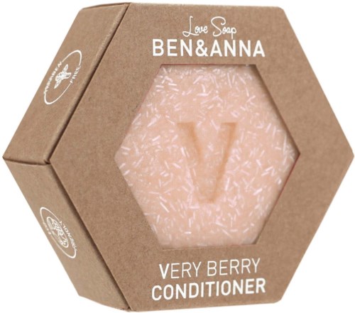 Kuusikulmainen saippuarasia, jossa lukee 'Very Berry Conditioner' ja pinkki saippua näkyy ikkunasta.
