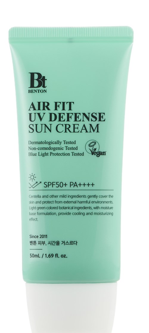 Lichtgroene tube met zonnebrandcrème, SPF50+ en PA++++, voor UV-bescherming en huidverzorging, vegan.