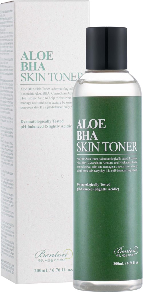 Een heldere fles met een zwarte dop, gemarkeerd als Aloe BHA Skin Toner, naast de witte en groene doos.