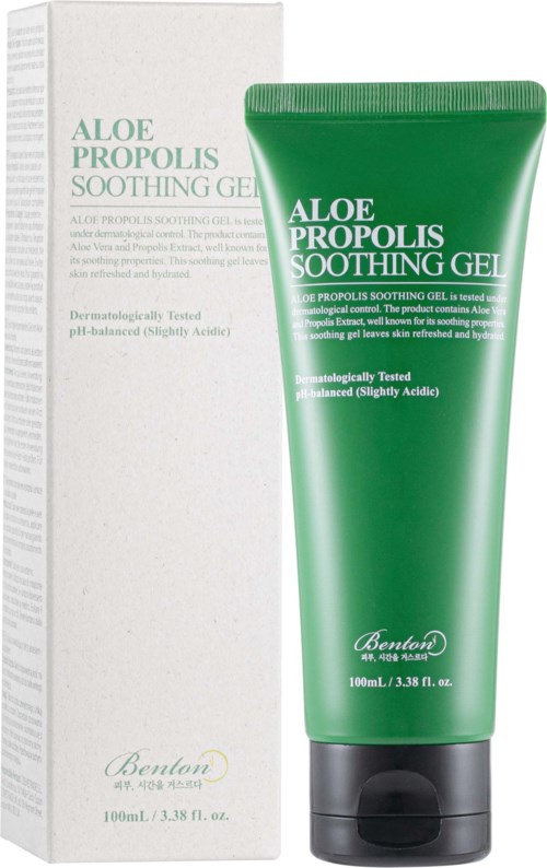 Een groene tube en witte doos van Aloe Propolis Soothing Gel, met productgegevens en merknaam Benton.