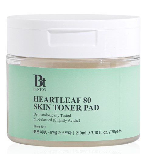 Een pot Benton Heartleaf 80 Skin Toner Pad, lichtgroene label, witte deksel en 70 pads binnen.