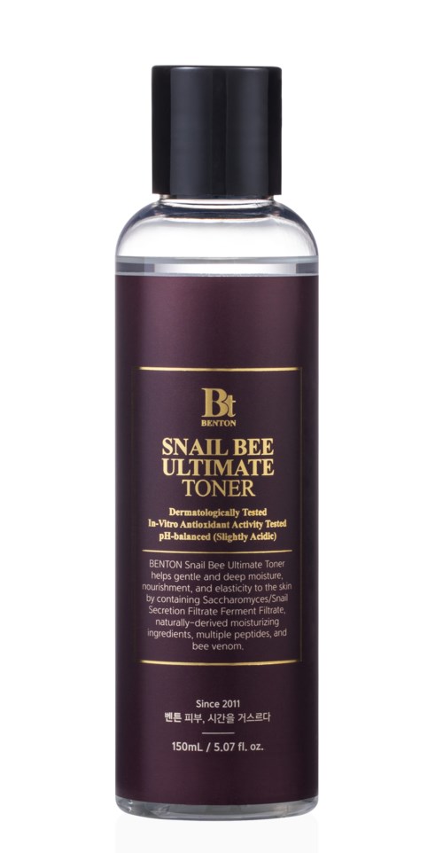 Eine klare Flasche mit schwarzem Deckel, lila Etikett und goldener Schrift für Snail Bee Ultimate Toner.