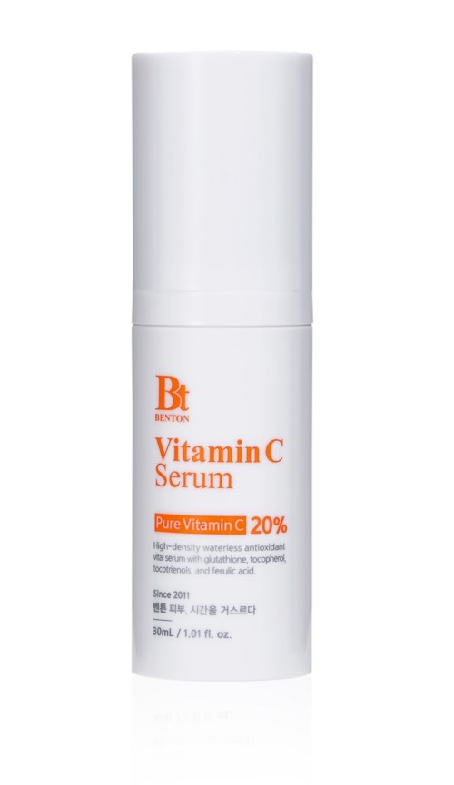 Een witte fles met vitamine C-serum met oranje tekst, gemarkeerd 'Pure Vitamin C 20%.'